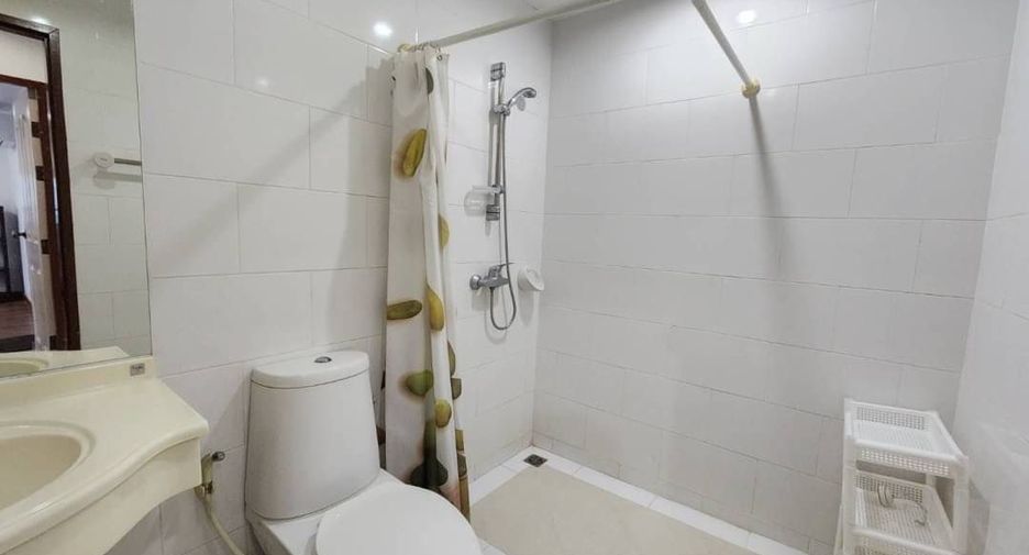 For rent 2 bedrooms condo in Huai Khwang, Bangkok