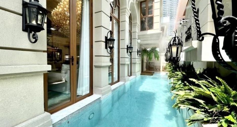 For sale 4 bedrooms house in Watthana, Bangkok