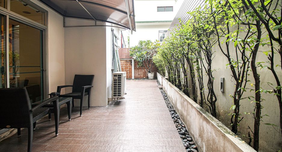 For rent 2 bedrooms apartment in Watthana, Bangkok
