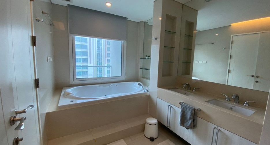 Condo en alquiler de 3 habitaciones en Pathum Wan, Bangkok