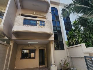 出租 4 卧室 联排别墅 在 Wang Thong Lang, 曼谷