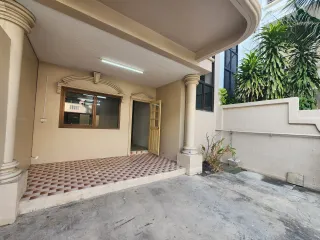 出租 4 卧室 联排别墅 在 Wang Thong Lang, 曼谷