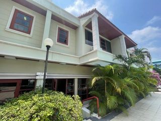 For rent 3 bedrooms townhouse in Watthana, Bangkok