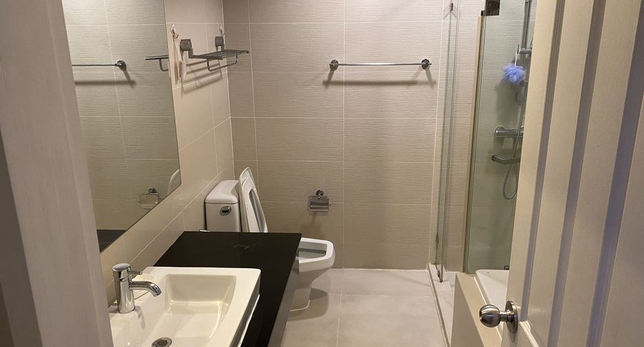Wohnung zur Miete mit 3 Zimmer in Huai Khwang, Bangkok