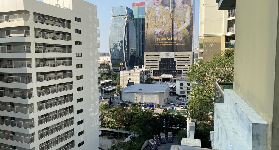 Wohnung zur Miete mit 3 Zimmer in Huai Khwang, Bangkok