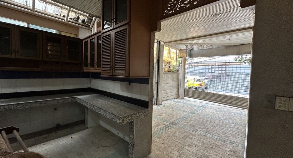 For rent 6 bedrooms townhouse in Watthana, Bangkok