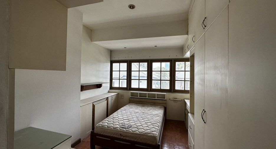 For rent 6 bedrooms townhouse in Watthana, Bangkok