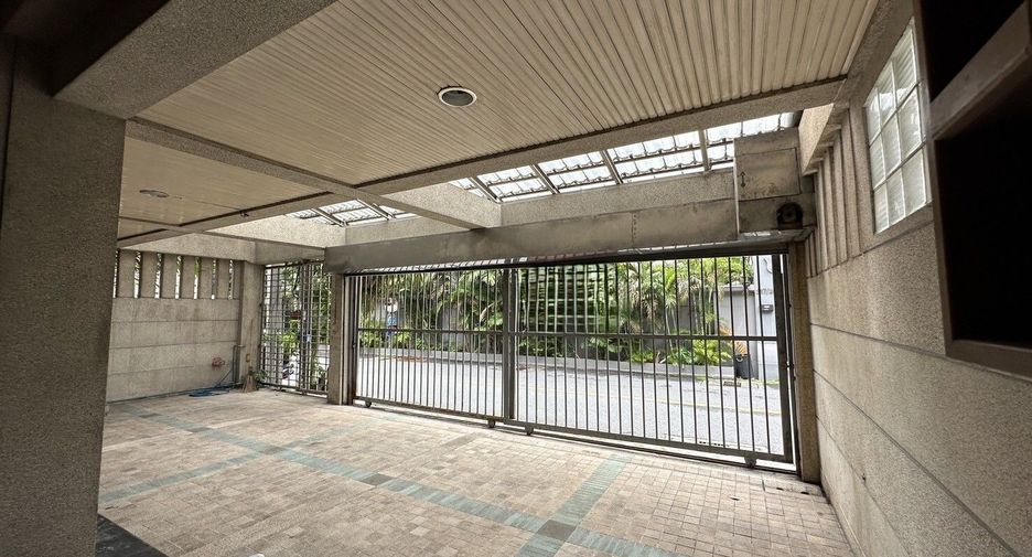 For rent 6 bedrooms townhouse in Watthana, Bangkok