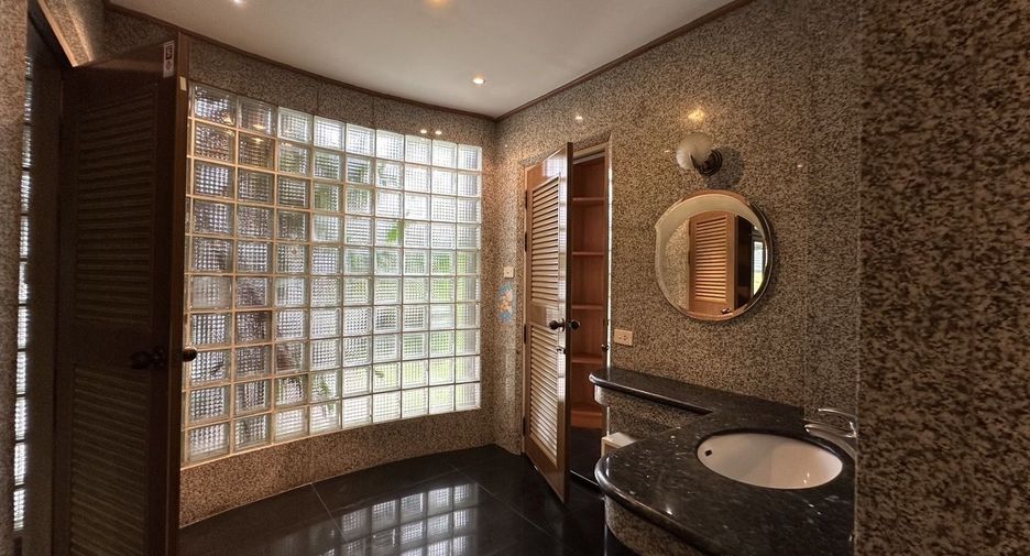 For rent 6 bedrooms townhouse in Watthana, Bangkok