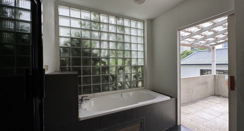 For rent 6 bedrooms townhouse in Watthana, Bangkok