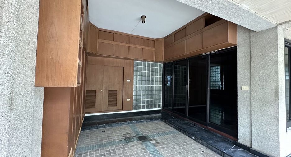 For rent 6 bedrooms townhouse in Watthana, Bangkok