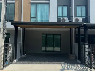 Casa adosada en alquiler de 3 habitaciones en Bang Phli, Samut Prakan