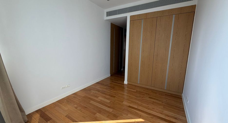 For sale 3 bedrooms condo in Khlong Toei, Bangkok