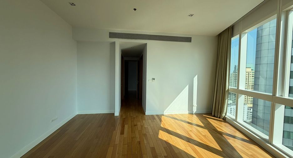 For sale 3 bedrooms condo in Khlong Toei, Bangkok