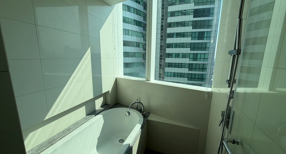 For sale 3 bedrooms condo in Khlong Toei, Bangkok