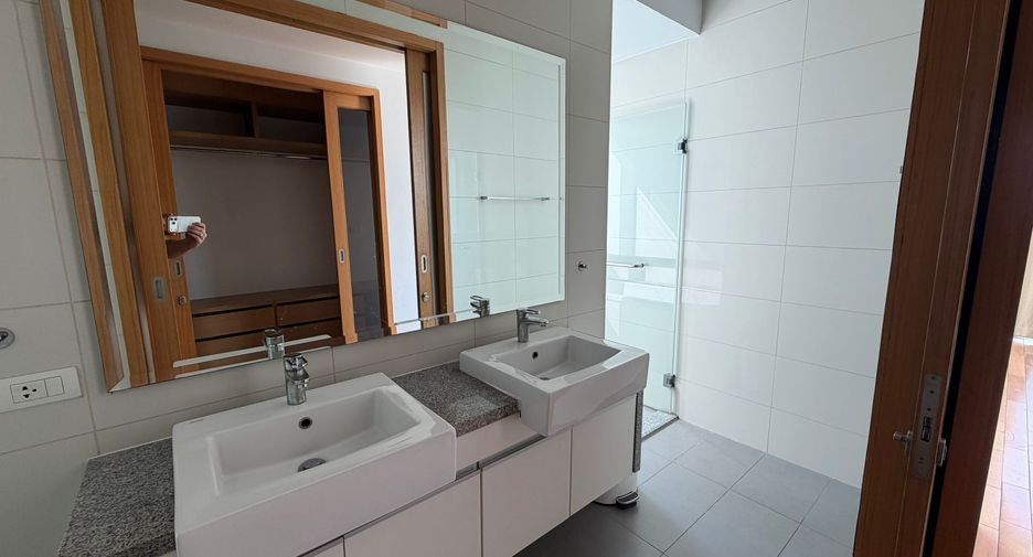 For sale 3 bedrooms condo in Khlong Toei, Bangkok