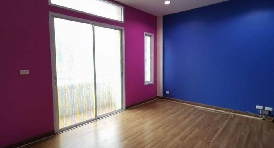 For sale 6 bedrooms townhouse in Bueng Kum, Bangkok