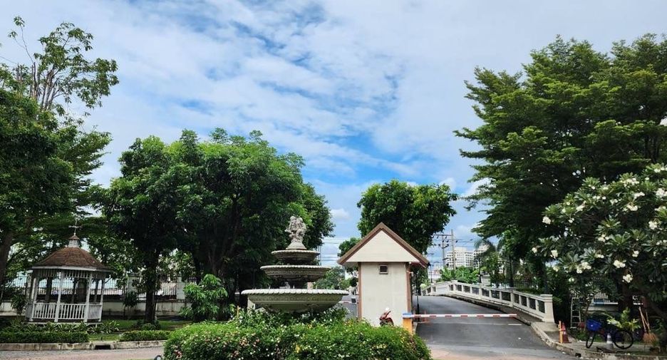For sale 3 bedrooms townhouse in Bang Kapi, Bangkok