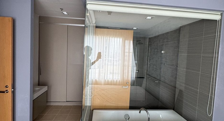 For rent 2 bedrooms condo in Khlong Toei, Bangkok