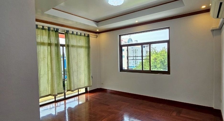 For sale 7 bedrooms house in Khlong Toei, Bangkok