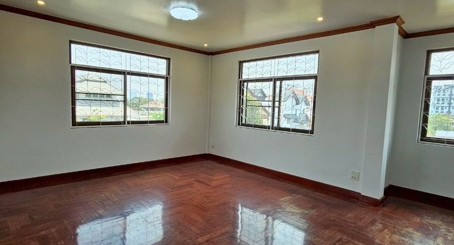 For sale 7 bedrooms house in Khlong Toei, Bangkok