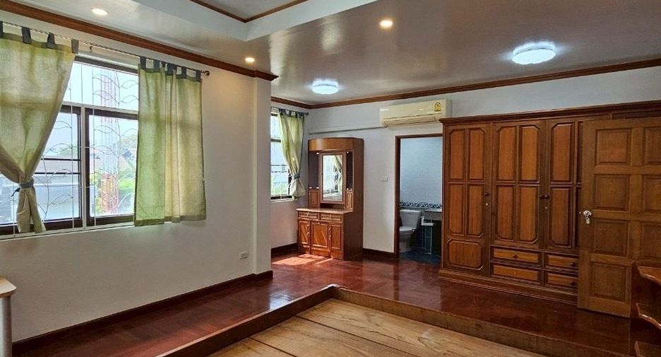 For sale 7 bedrooms house in Khlong Toei, Bangkok