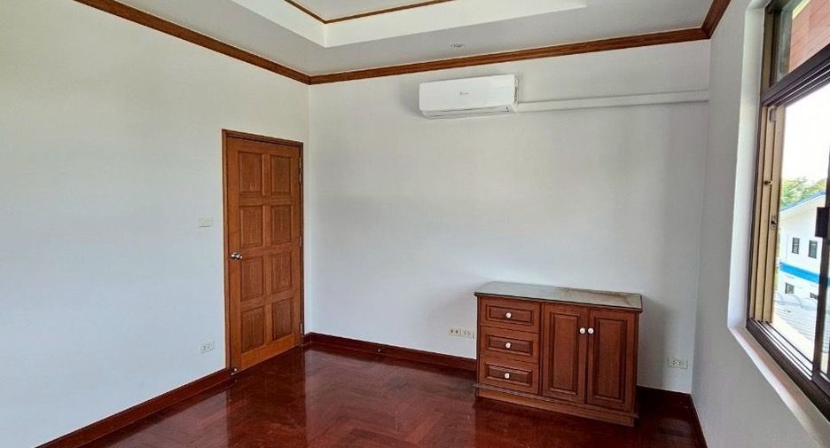 For sale 7 bedrooms house in Khlong Toei, Bangkok