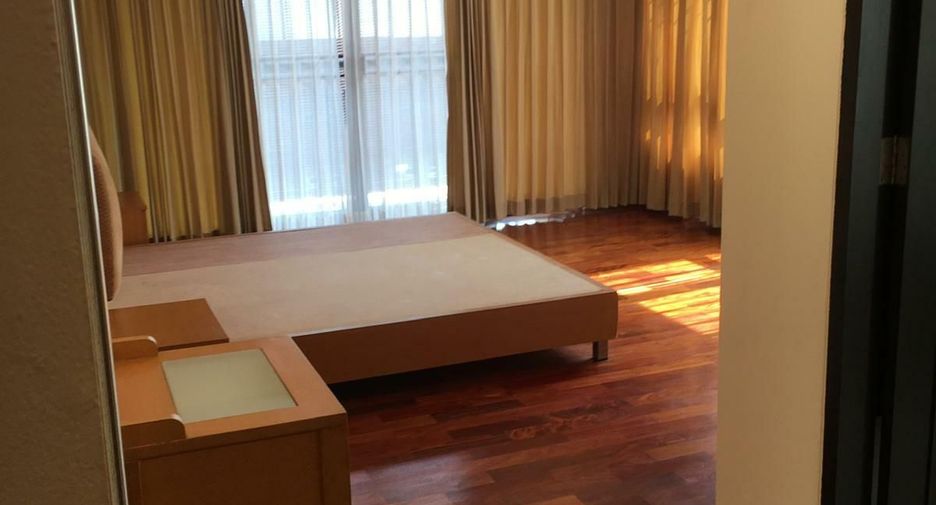 For rent 3 bedrooms condo in Watthana, Bangkok