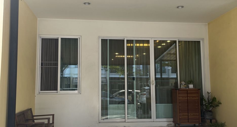 À vendre 3 chambres maison de ville à Lat Krabang, Bangkok
