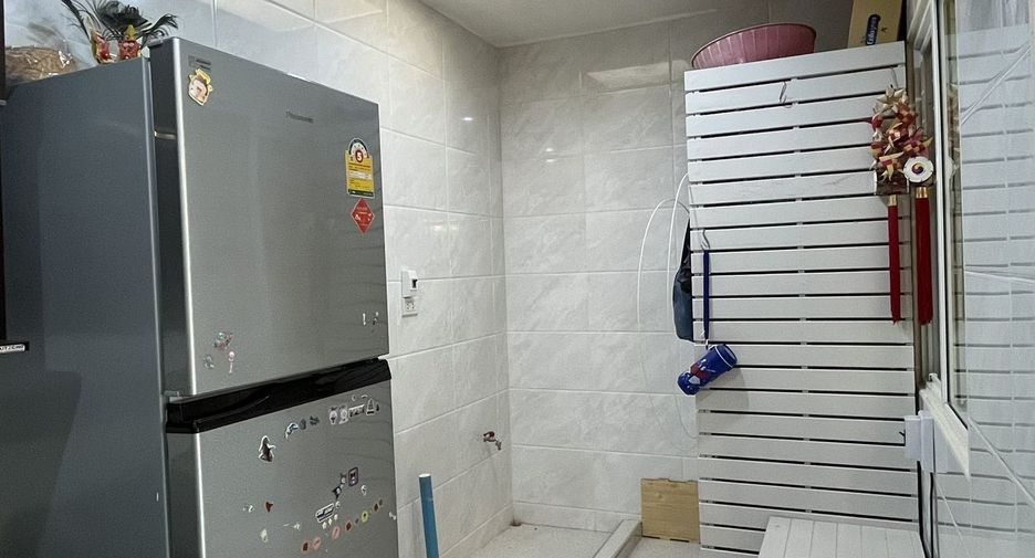 For rent 3 bedrooms townhouse in Phasi Charoen, Bangkok