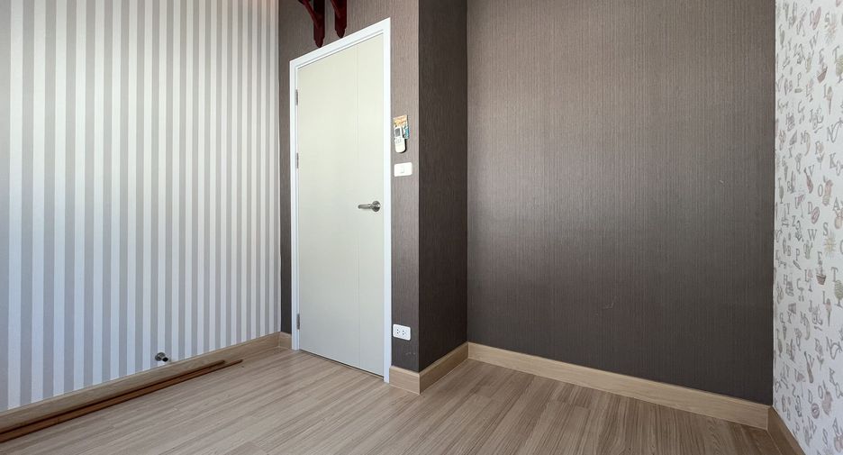 For rent 3 bedrooms townhouse in Phasi Charoen, Bangkok