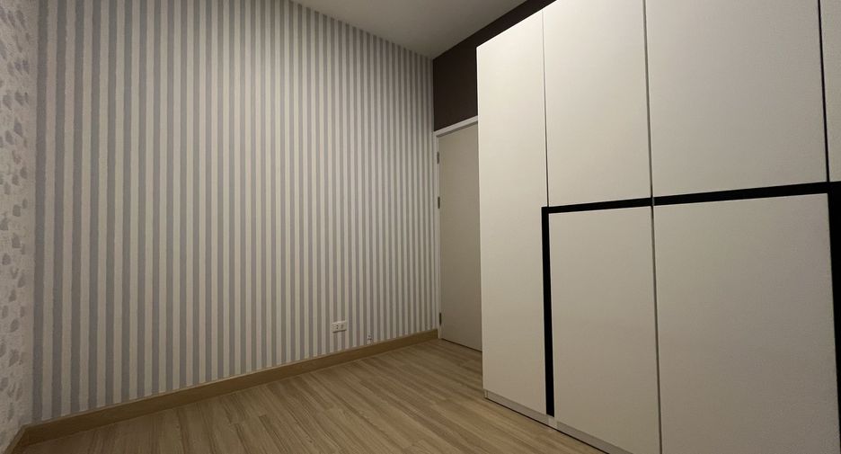 For rent 3 bedrooms townhouse in Phasi Charoen, Bangkok