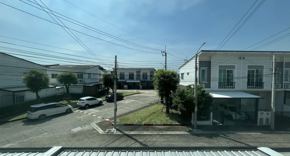 For rent 3 bedrooms townhouse in Phasi Charoen, Bangkok
