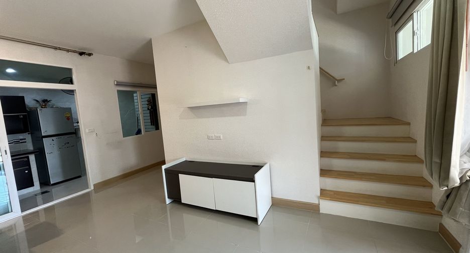 For rent 3 bedrooms townhouse in Phasi Charoen, Bangkok