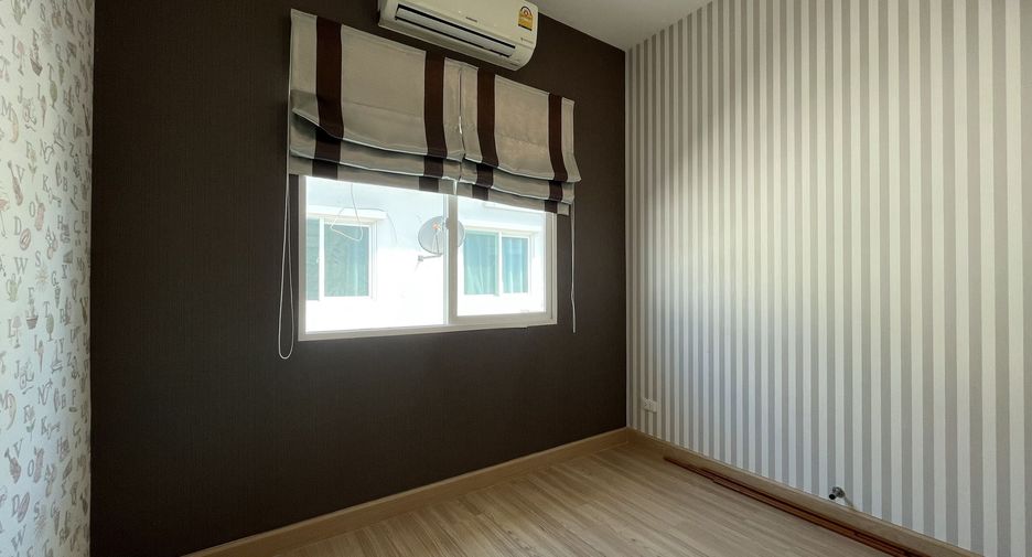 For rent 3 bedrooms townhouse in Phasi Charoen, Bangkok