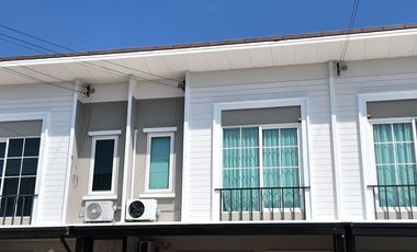 À louer 3 chambres maison de ville à Phasi Charoen, Bangkok