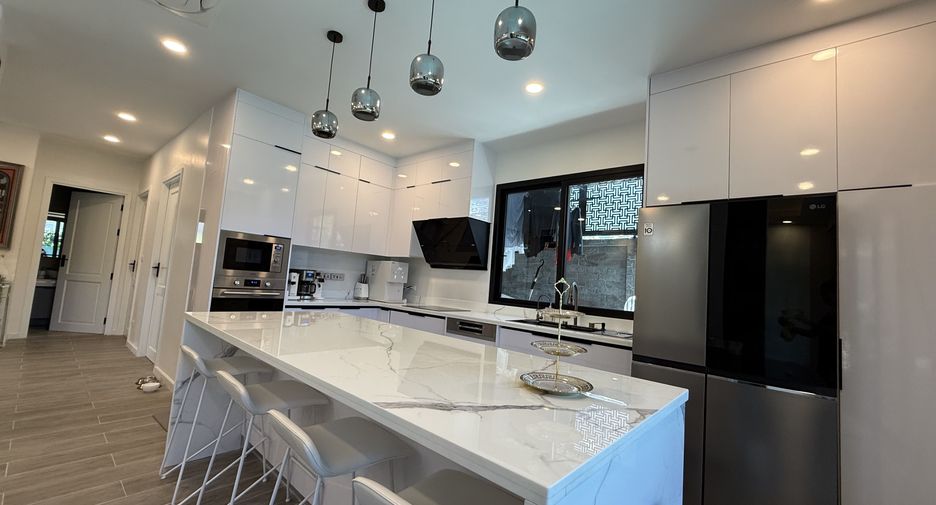 For sale 5 bedrooms house in Mueang Phuket, Phuket