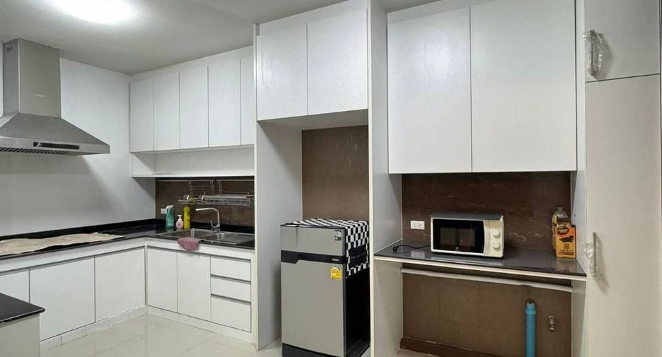 For rent 4 ベッドルーム townhouse in Khan Na Yao, Bangkok