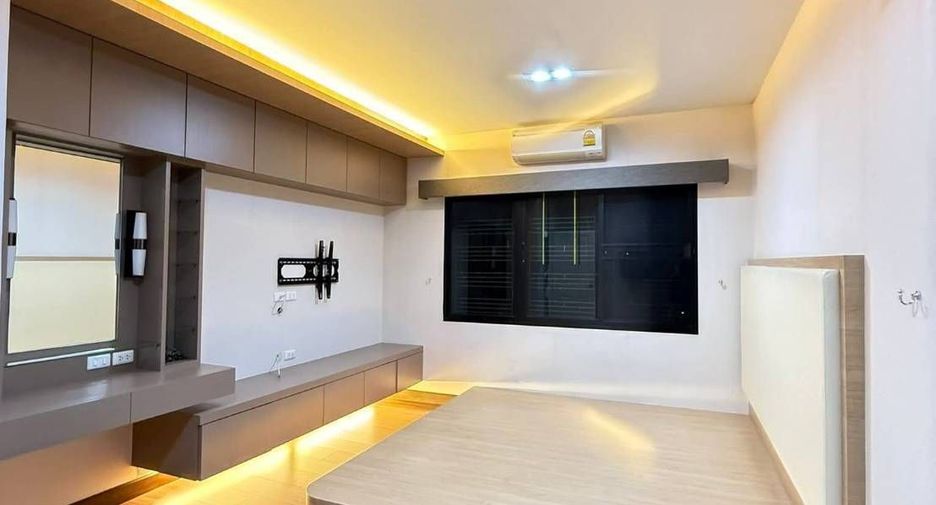 For rent 4 ベッドルーム townhouse in Khan Na Yao, Bangkok