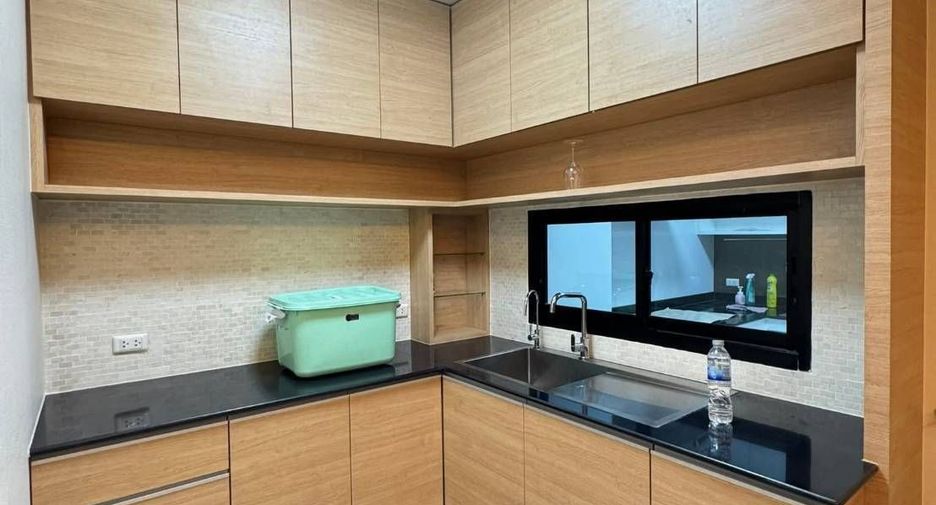 For rent 4 ベッドルーム townhouse in Khan Na Yao, Bangkok