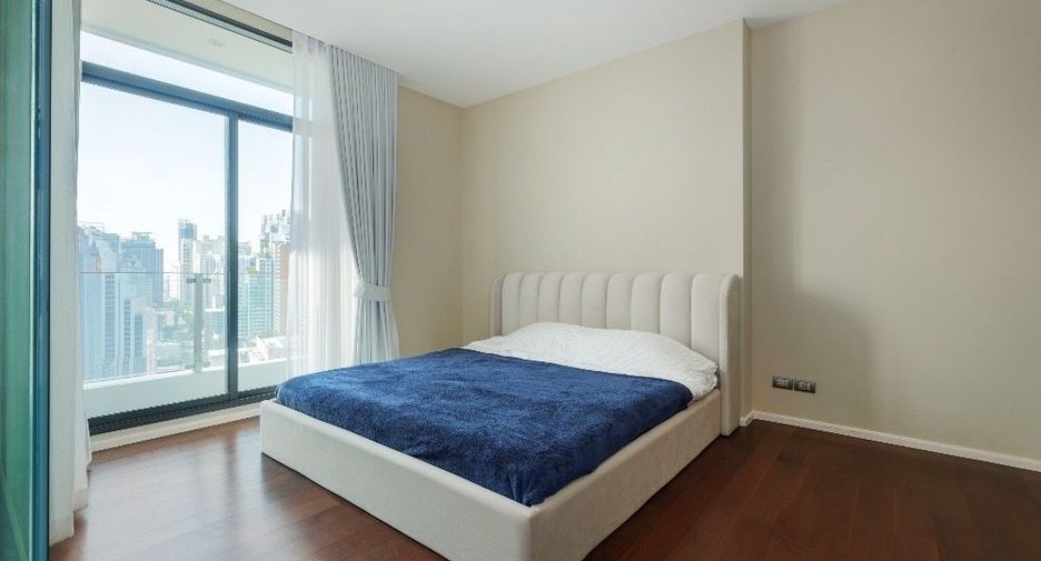 For sale 3 bedrooms condo in Khlong Toei, Bangkok