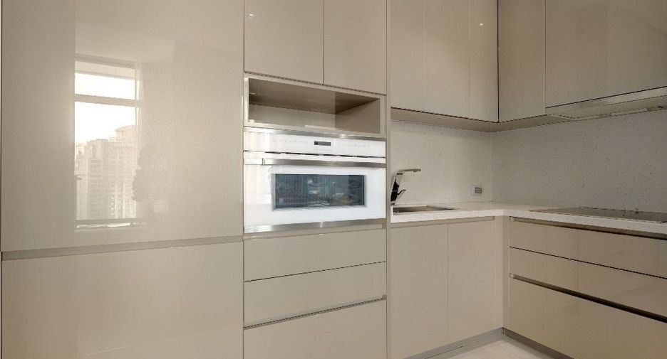 For sale 3 bedrooms condo in Khlong Toei, Bangkok