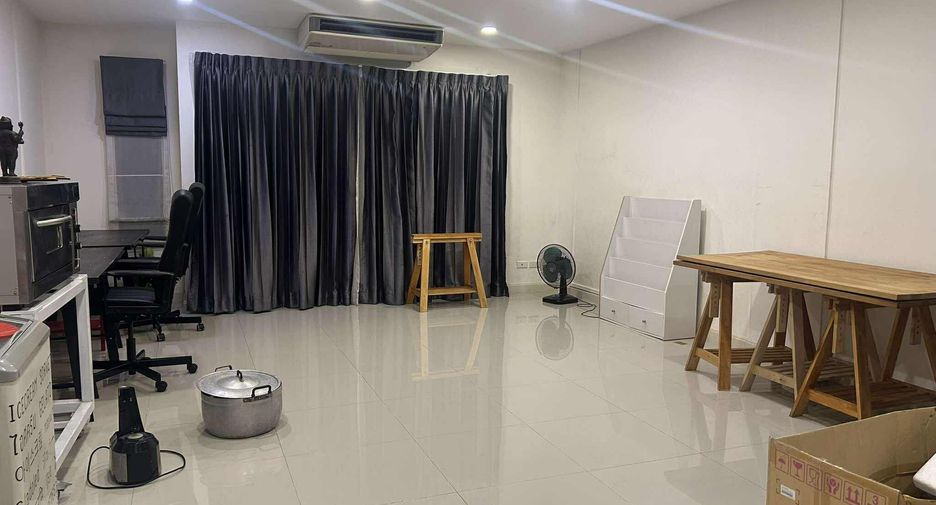 For rent 3 bedrooms retail Space in Khlong Sam Wa, Bangkok