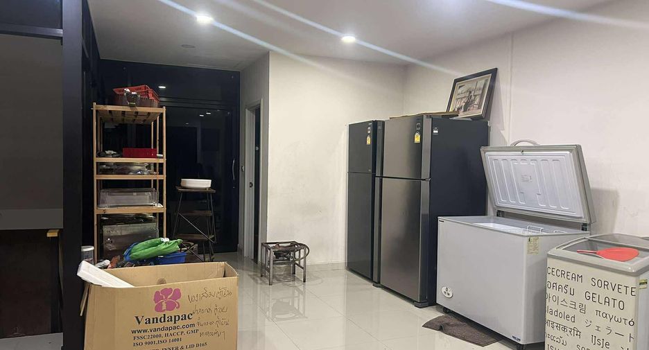 For rent 3 bedrooms retail Space in Khlong Sam Wa, Bangkok