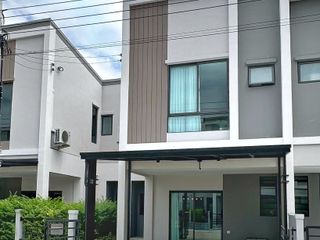 Casa adosada en alquiler de 3 habitaciones en Bang Phli, Samut Prakan