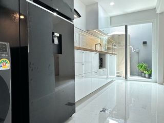 Casa adosada en alquiler de 3 habitaciones en Bang Phli, Samut Prakan