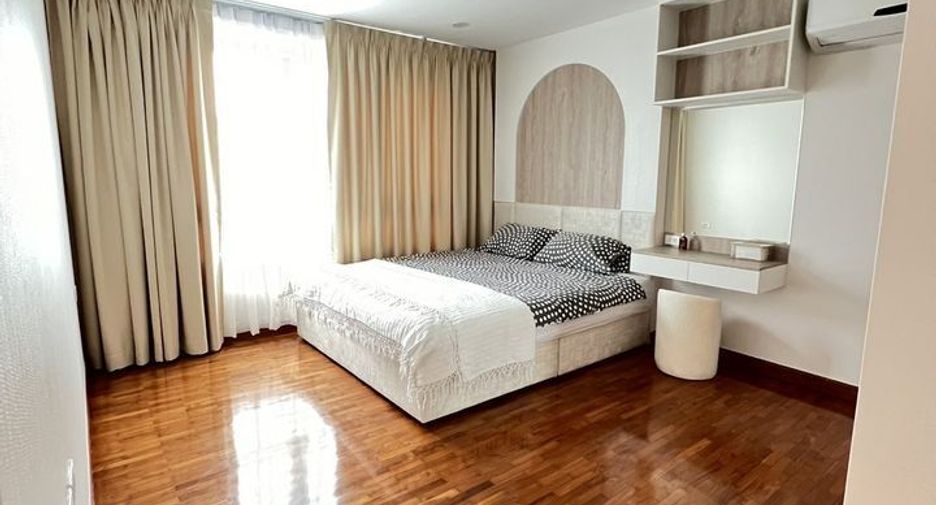 For rent 2 bedrooms condo in Yan Nawa, Bangkok