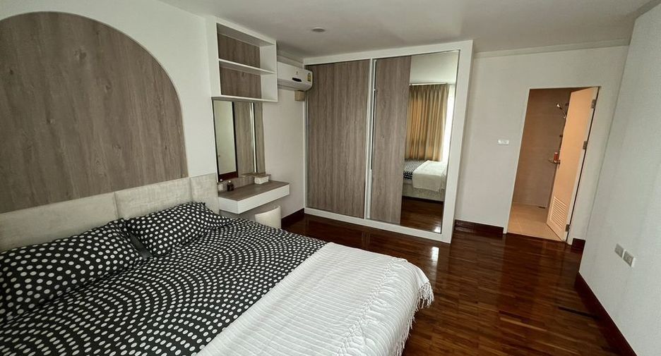 For rent 2 bedrooms condo in Yan Nawa, Bangkok