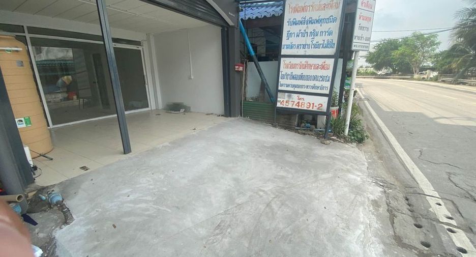 For sale and for rent 3 bedrooms retail Space in Taling Chan, Bangkok