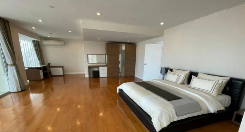 For rent 3 bedrooms condo in Bang Rak, Bangkok
